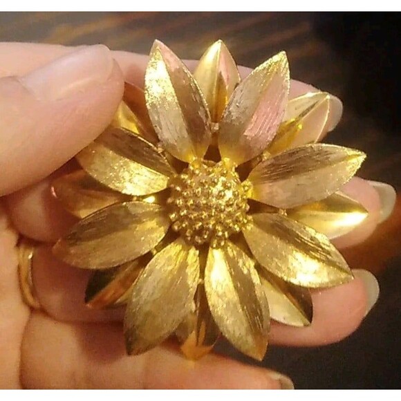 VTG Sarah Coventry Satin Petals Brushed Gold Tone Daisy Brooch Pin 1970 - Picture 1 of 4